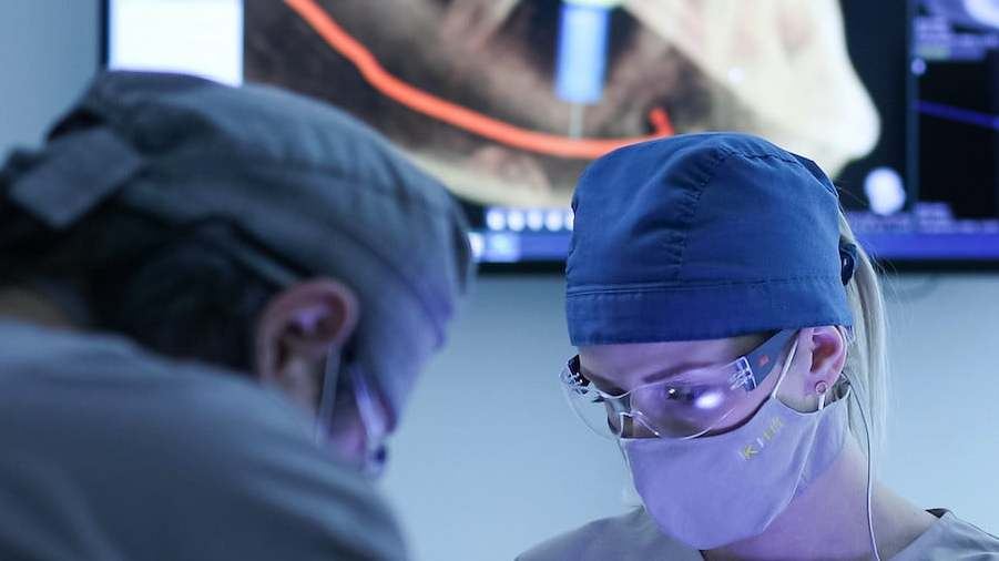 Chirurgische Behandlung und Sofortversorgung
