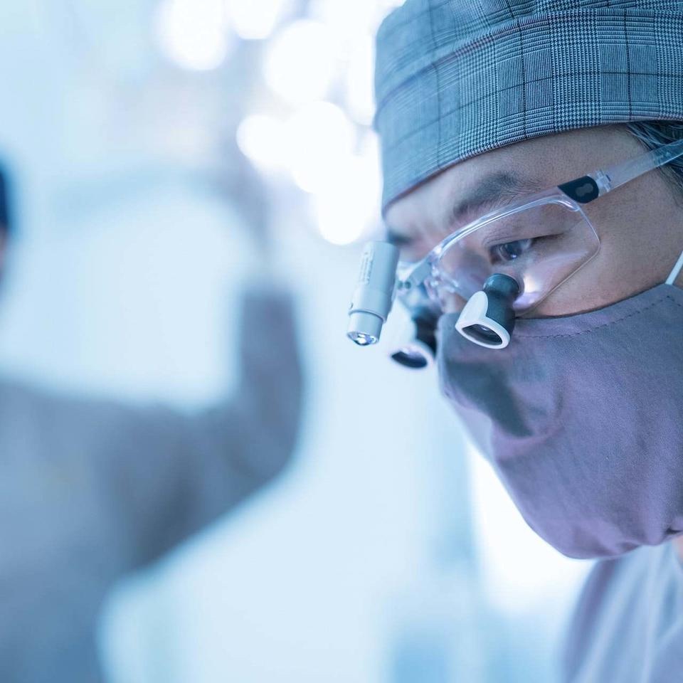 Komplettsanierung Raum Cham – Oralchirurgie mit Lupenbrille in der Praxis Burglengenfeld